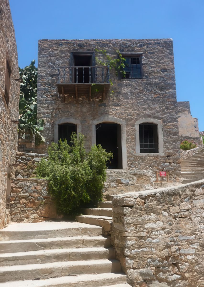 Devant l'isolement et la dure existence qu'ils menaient sur l'îlot de Spinalonga, les malades montrèrent un courage surhumain en s'acharnant à utiliser tous les moyens disponibles, humains et matériels, afin d'améliorer leurs conditions de vie : ils restaurèrent les demeures turques abandonnées, remirent en service le système d'irrigation vénitien, installèrent un système permettant de récolter et stoker l'eau de pluie.