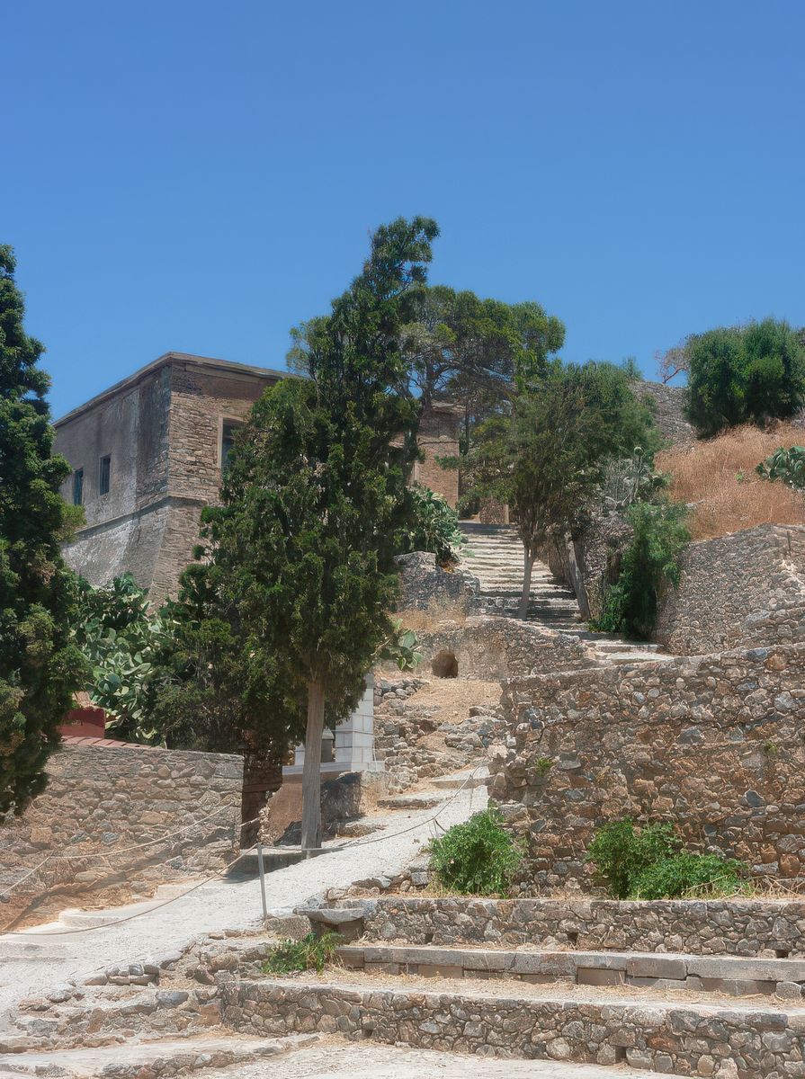 Epaminondas Remoundakis se démèna pour que les malades prennent eux-mêmes leur sort en mains. Il mit sur pied la "Fraternité des malades de Spinalonga". Il faudra des grèves de la faim, des pétitions, des visites de médecins étrangers, des scandales pour que les autorités grecques se préoccupent des lépreux.