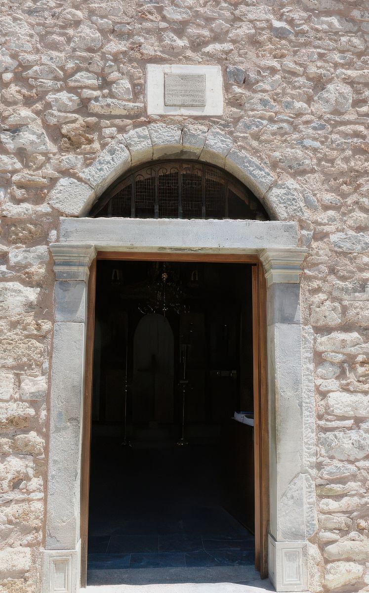 L'entrée de l'église. C'est ici que le prêtre vivait au milieu du lépreux, bien qu'il ne soit pas malade. Chaque année, des personnes se rendent sur l'île pour le saint pèlerinage à Saint Panteleimon afin de commémorer leurs proches morts sur l'île.