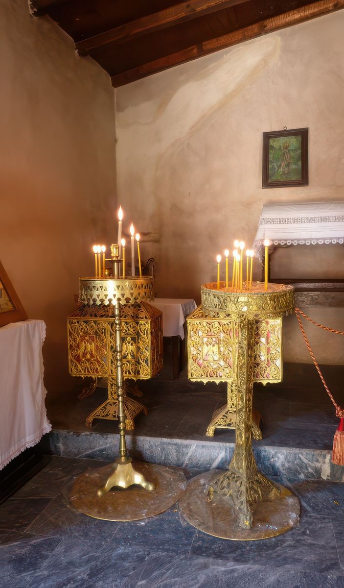 Le dernier résident de Spinalonga fut le prêtre qui quitta l’îlot en 1962. Il resta seul pendant cinq ans afin de maintenir les croyances religieuses de l’Église grecque orthodoxe, dans lesquelles une personne enterrée doit être commémorée à 6 mois, 1 an, 3 ans et 5 ans après sa mort (Extrait d’un article rédigé par Dr Aly Abbara).