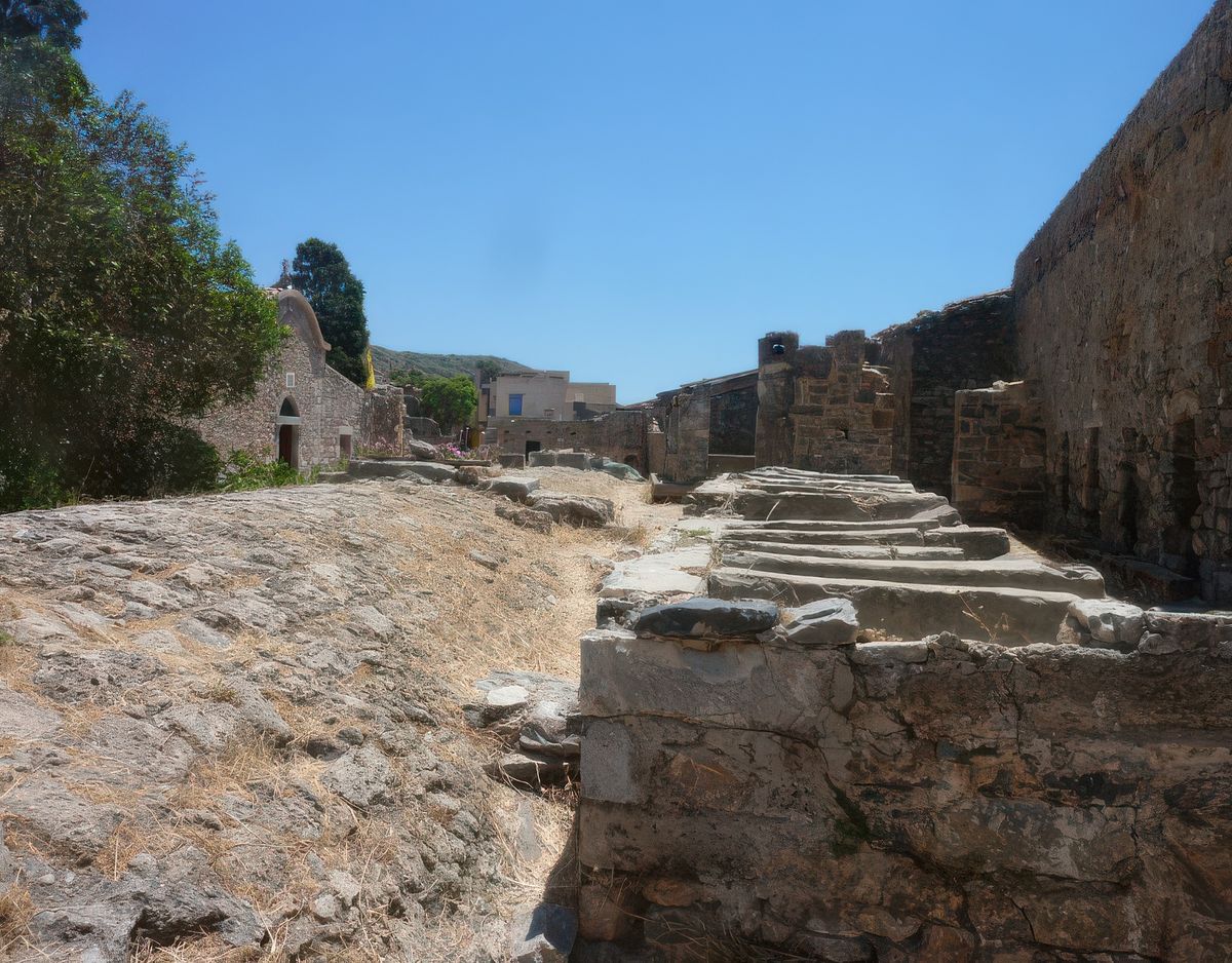 L'eau était un élément très important pour vivre et pour soigner les lésions cutanées et muqueuses de leur maladie qui exige, pour limiter son aggravation, une hygiène corporelle sans faille et le port de vêtements propres en permanence. Les lépreux de Spinalonga chauffaient l'eau sur le feu de bois et lavaient leur linge dans les lavoirs déjà conçus par les Turcs.