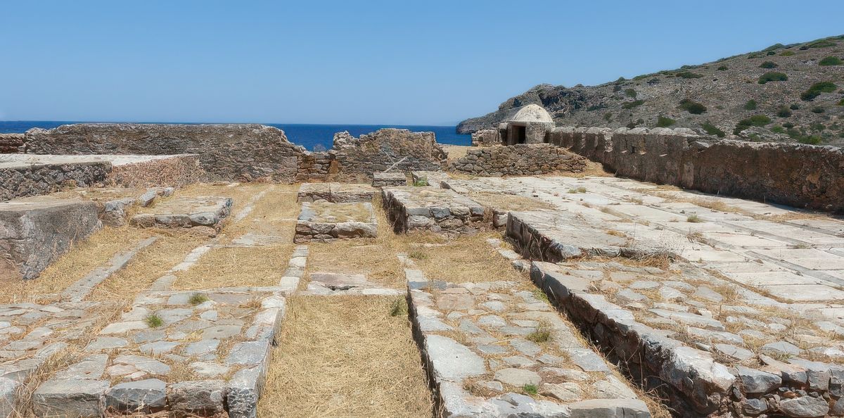 Un endroit émouvant, le bastion vénitien "Dona" transformé en cimetière où reposent les malades.