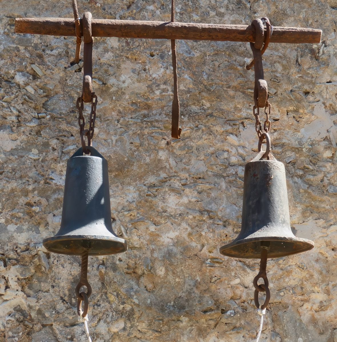 Accrochées au mur, les cloches toujours en fonction.
