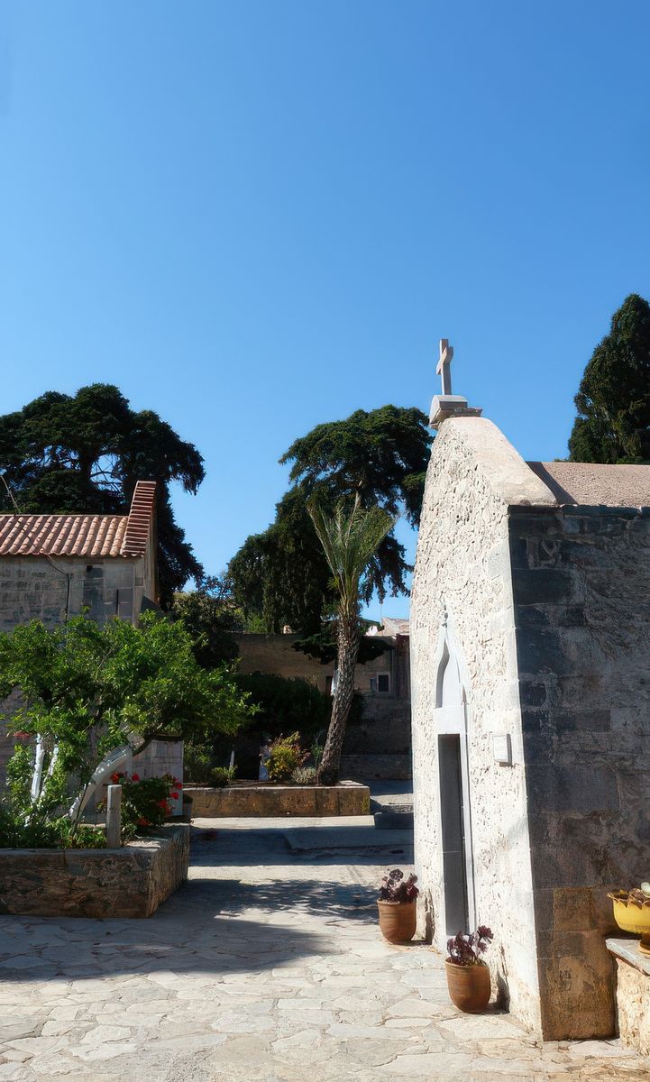 Sur le côté, une petite chapelle, la porte est ouverte...