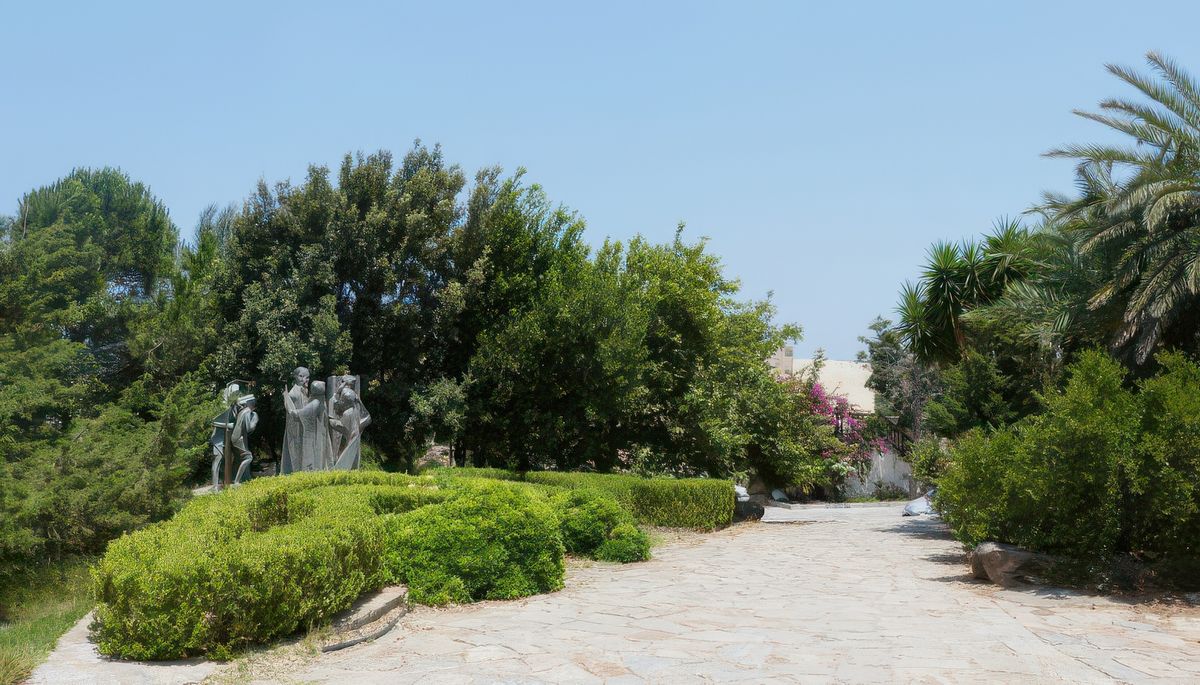 Monument moderne dédié aux moines résistants. Notamment, durant la Seconde guerre Mondiale, le monastère perpétuera cette tradition de lutte contre toutes les tyrannies en protégeant, au péril de la vie des moines, les résistants crétois.