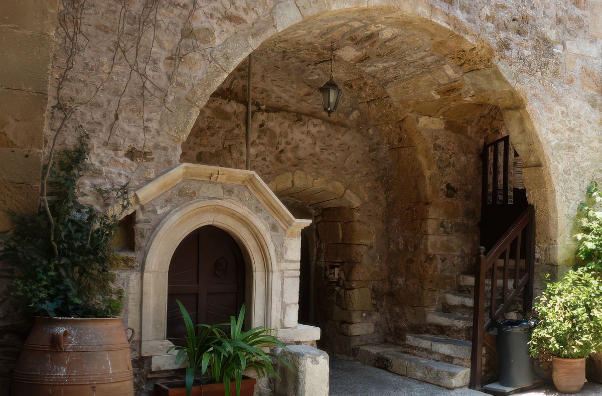 A l'intérieur de la cour.
