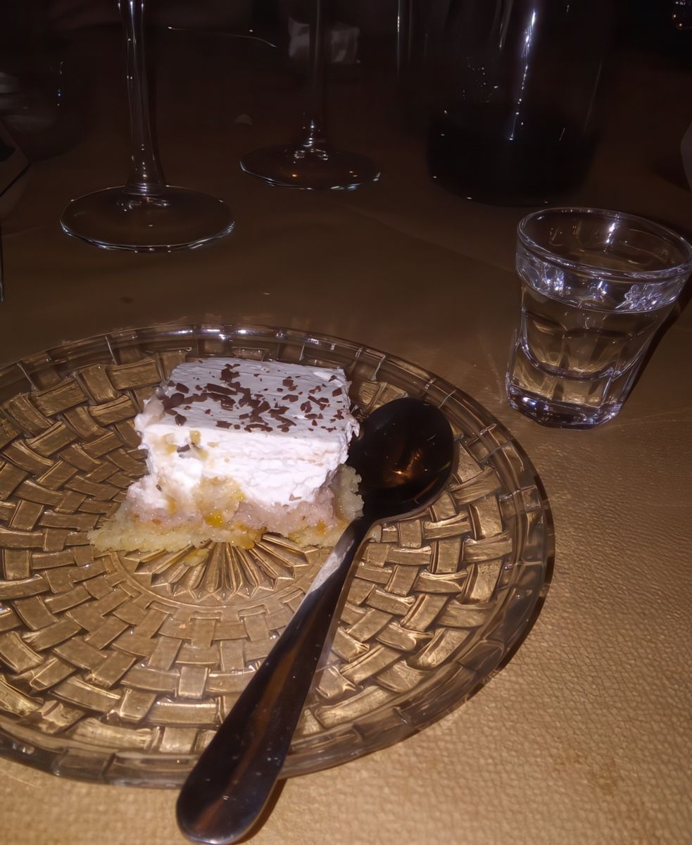 Pâtisserie crétoise et traditionnel verre de raki.