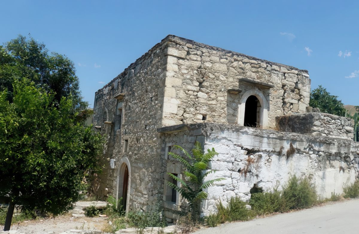 Certains maçons se seraient servis des ruines laissées par les Romains, comme le prouvent des fragments enchâssés dans les murs des maisons.