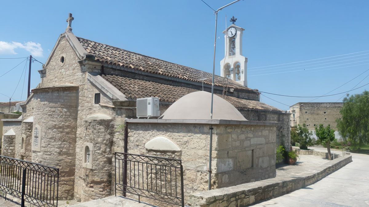 L'arrière de l'église byzantine du XIIe siècle, fermée ce jour-là. Elle a été construite à l'endroit où les dix martyrs ont été décapités. Dans la nef de l'église se trouve une icône représentant le martyre des saints et dans un présentoir en verre se trouve le bloc de marbre sur lequel ils ont été décapités.