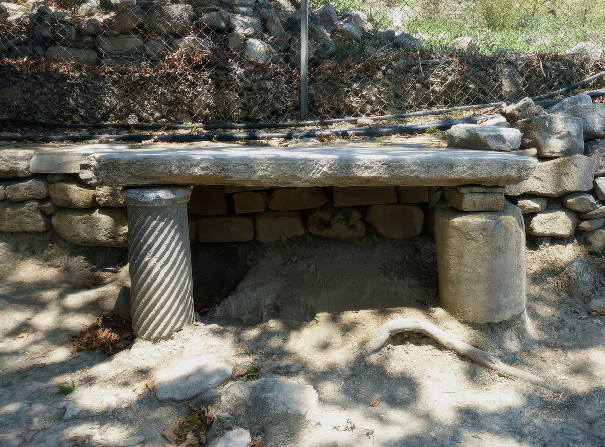 Un banc fait avec les ruines romaines.