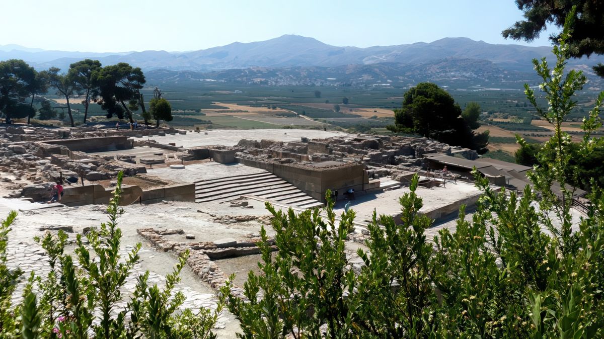 Vue sur l'entrée ouest du site de Phaistos et de ses environs. Situé dans la plaine de la Messara, son emplacement offre une vue splendide sur les environs avec la plaine fertile entourée de montagnes.