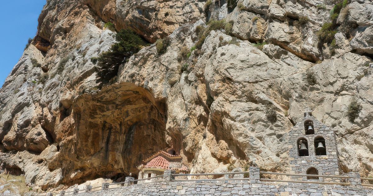 Au détour d'un virage, nous découvrons cette chapelle, taillée dans la falaise, arrêtons-nous.