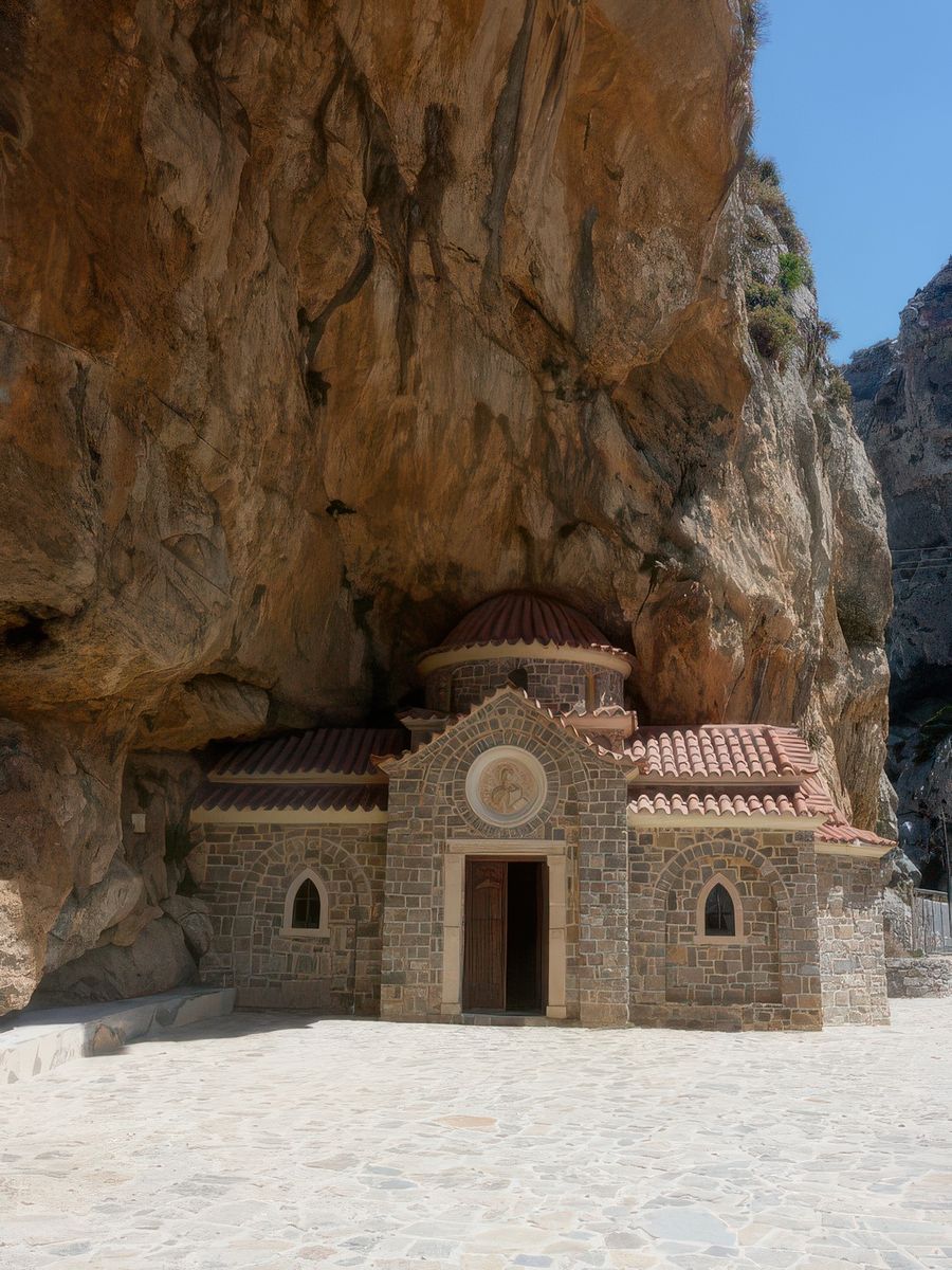 Il s'agit de la chapelles Agios Nikolaos (saint Nicolas). Entrons...