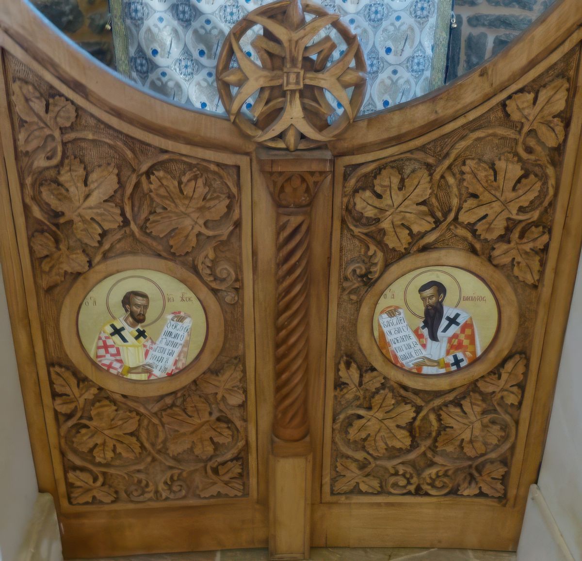 Bois joliment sculpté.