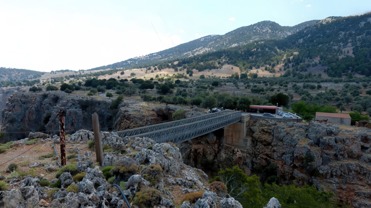 Voici le pont haut de ses 138 mètres, bien que solide, il semble étroit et peu rassurant!