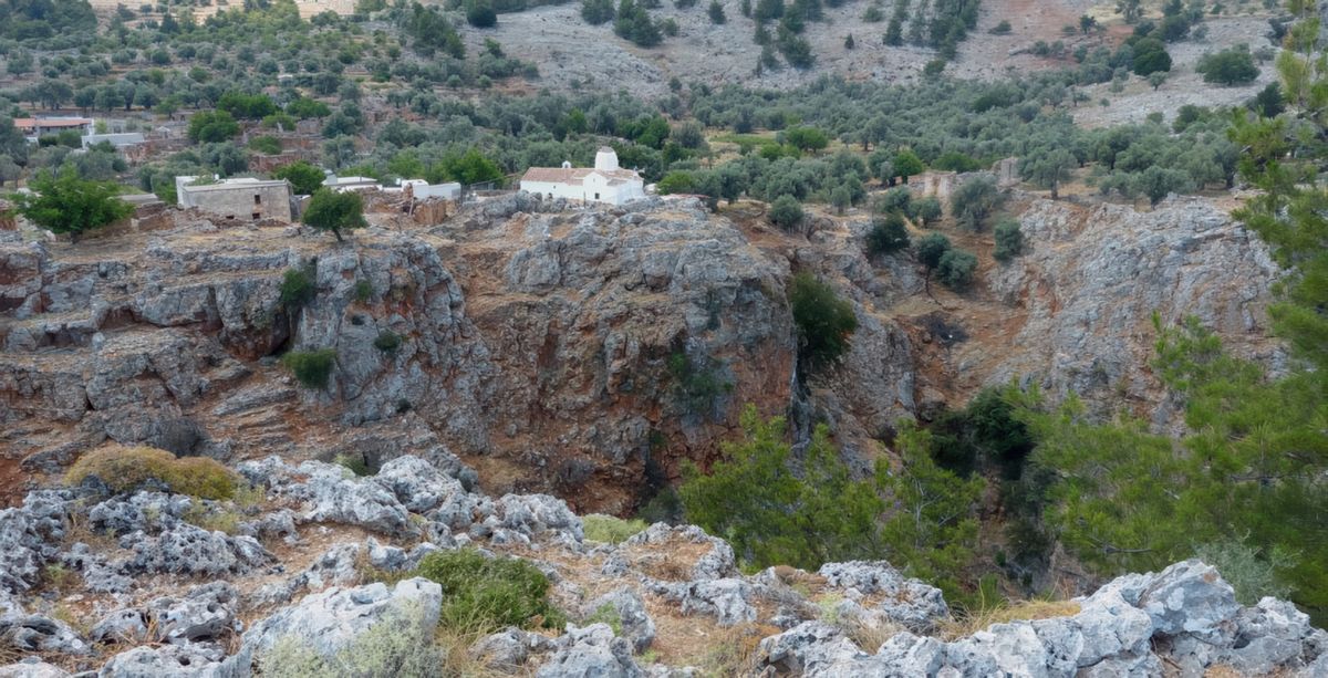Vue sur le village abandonné et son église byzantine.