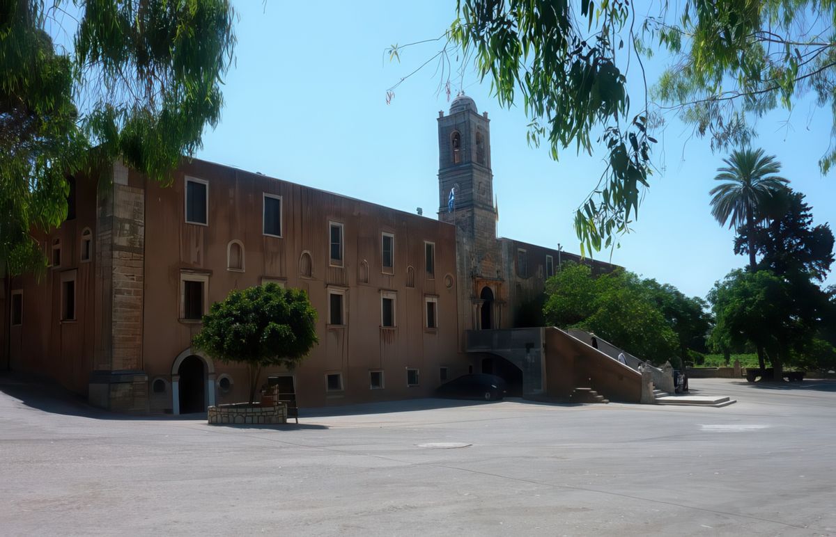 L’entrée principale du monastère. Le porche d'entrée est surmonté d'un clocher élancé.