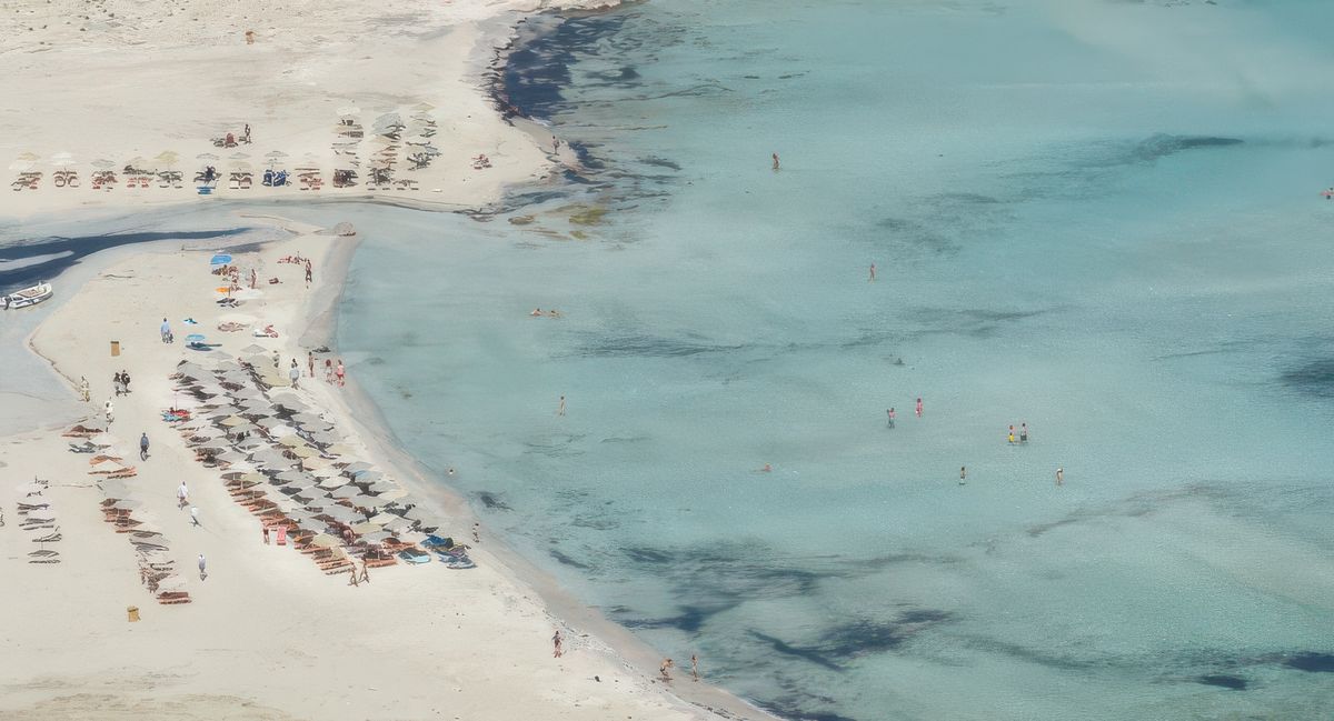 Zoom sur la plage, pas encore envahie. Il est temps de repartir, ce n'est pas le tout de descendre il faut maintenant remonter et le soleil cogne.
