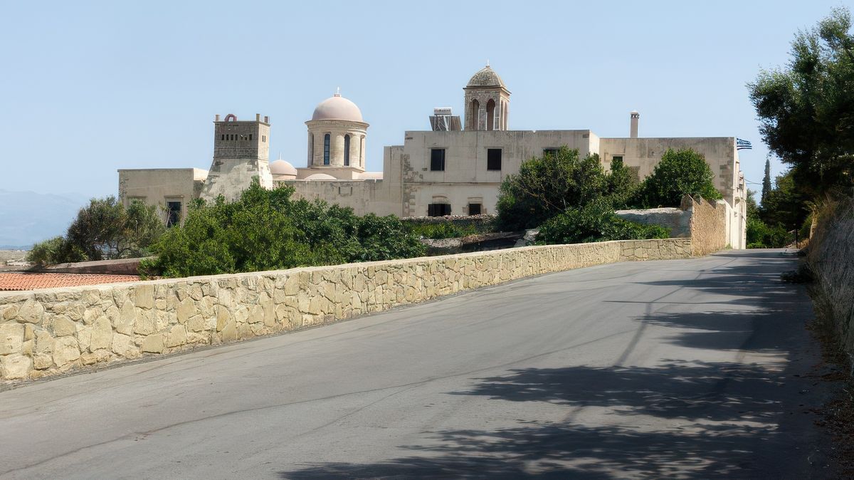 Le monastère de Gonia et ses allures de forteresse se dresse devant nous.