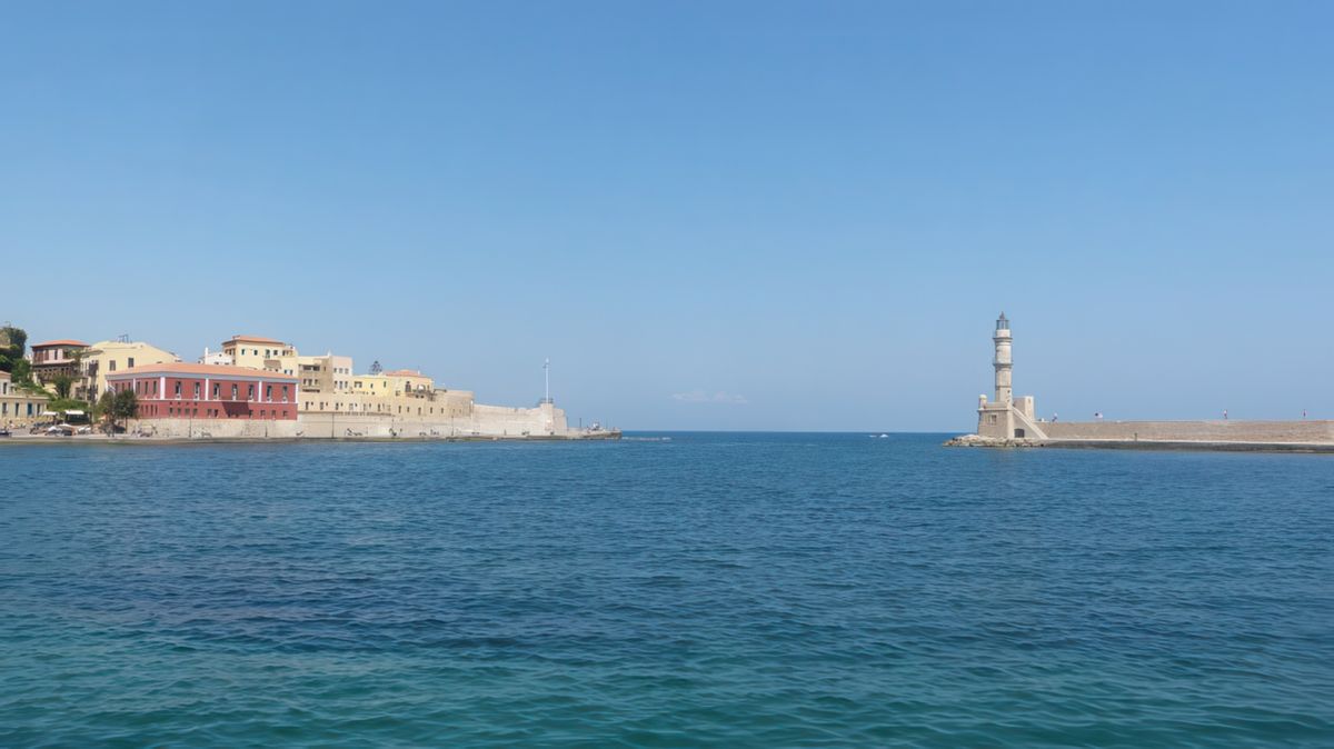 Tout au fond, à gauche, le musée de la Marine, de couleur ocre rouge. En face, le phare du XVe s.
