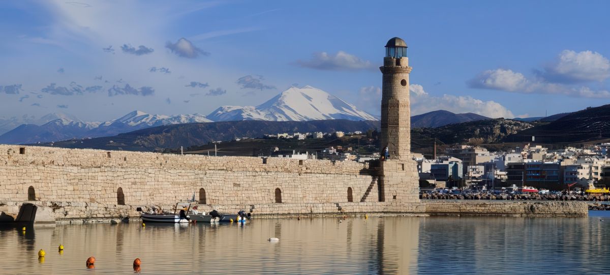 Le phare égyptien de Réthymnon, au fond les montagnes enneigées.