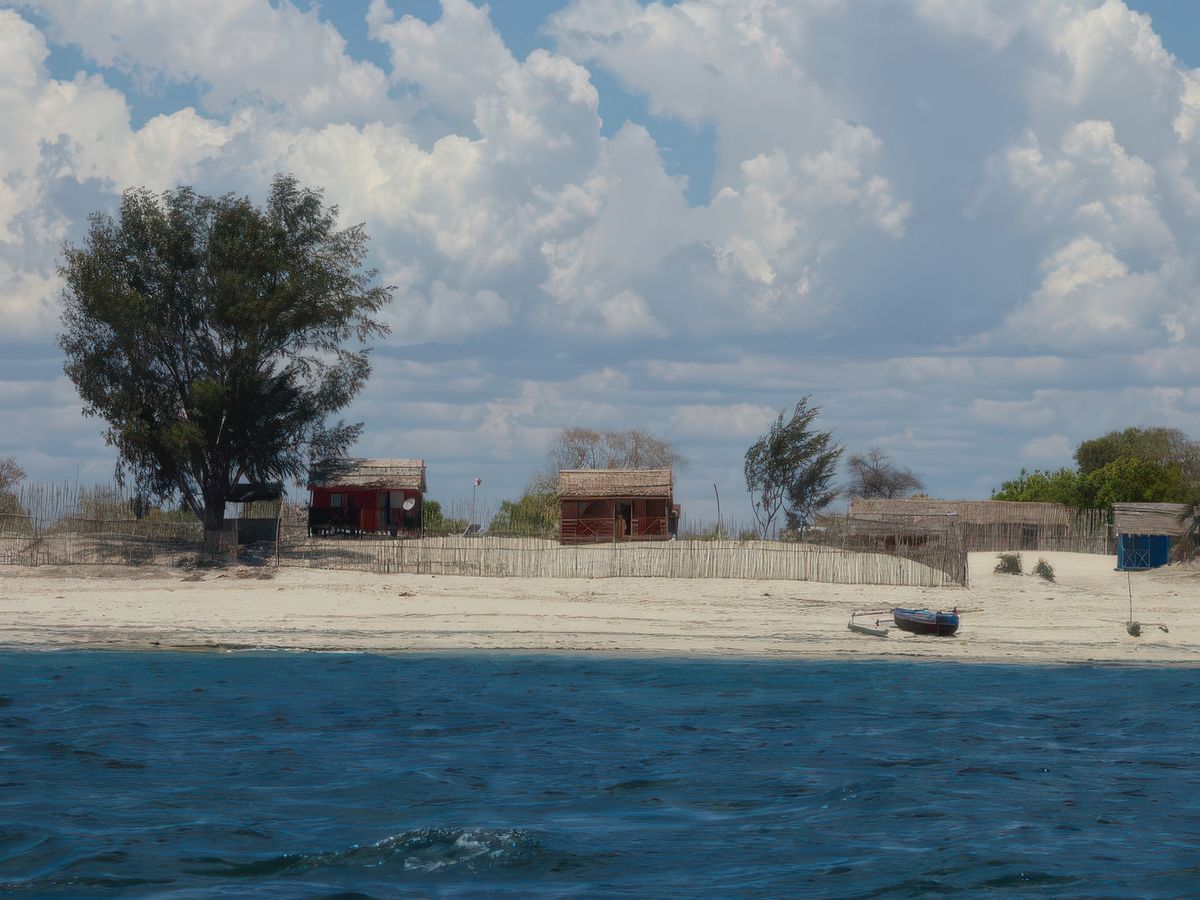 Les cases du campement de villageois où l'on dort, face à la mer: pas besoin de ventilateur ni de climatiseur