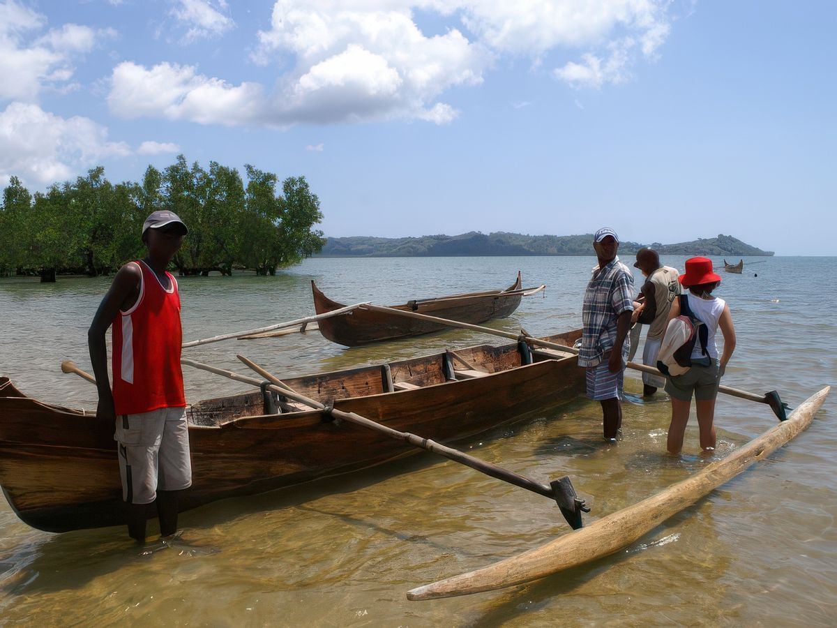 Lokobe en pirogue