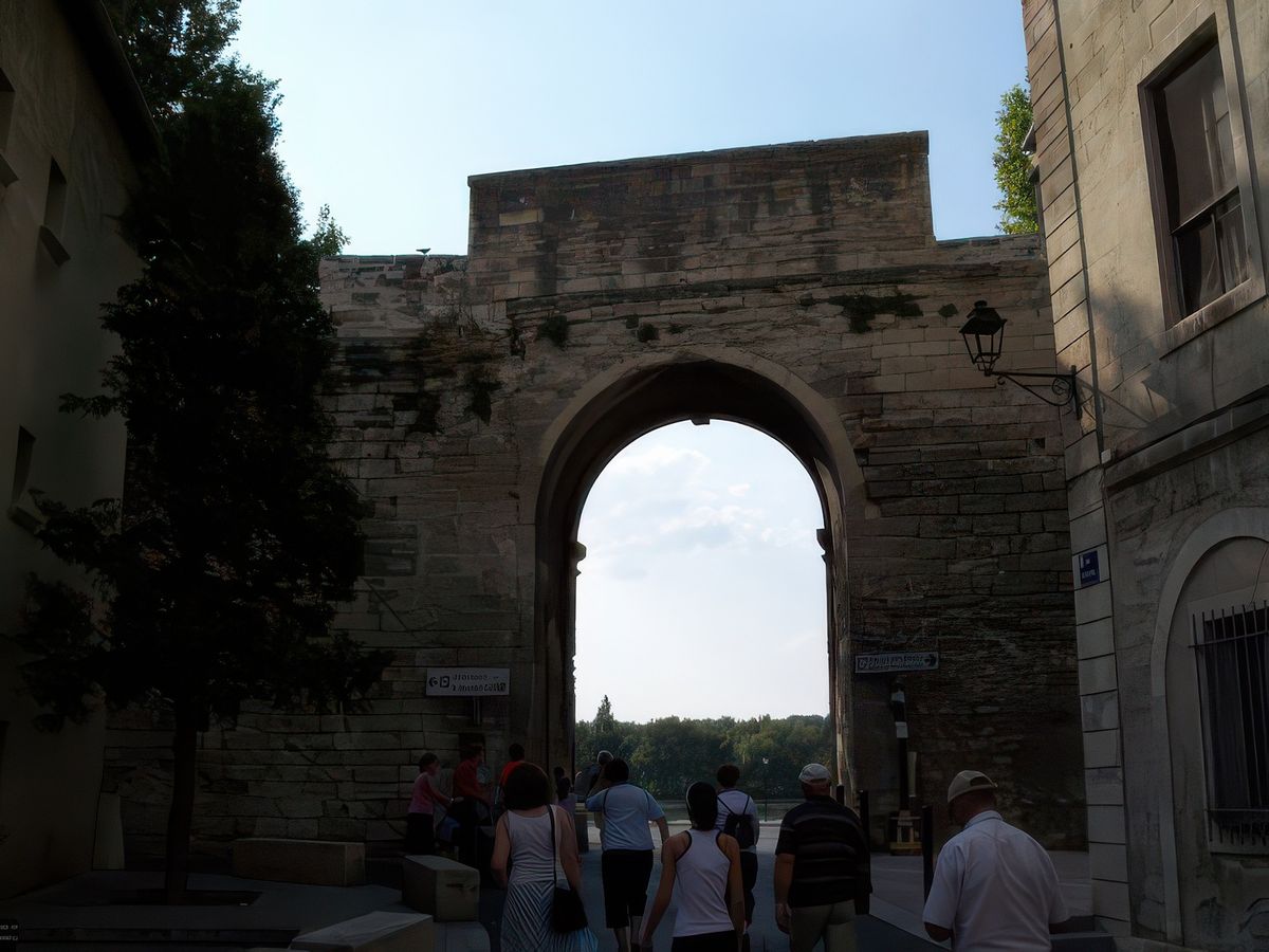 C'est par cette porte qu'on arrive au pont Benezet