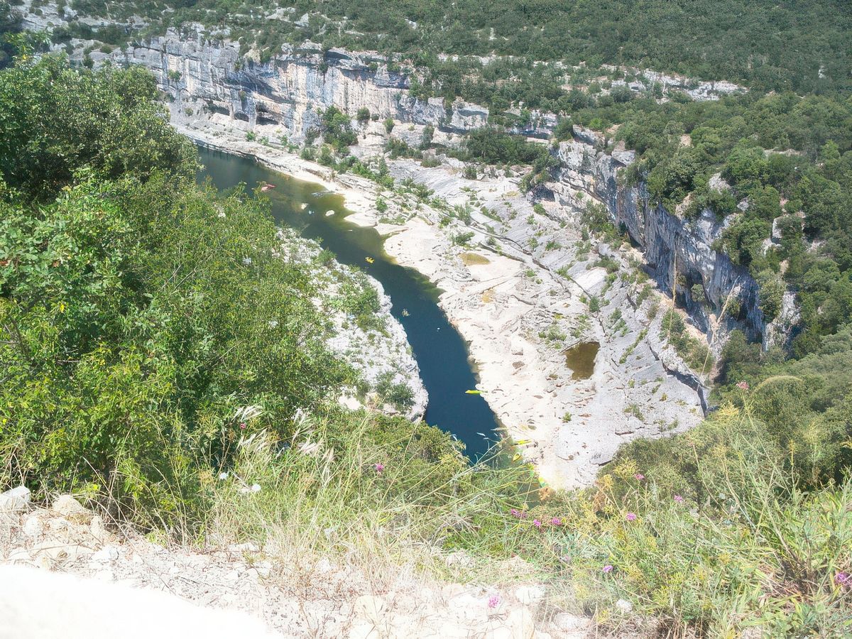 Belvédère des Gorges de l'Ardèche. J'ai eu une grande frayeur en glissant sur les pierres lisses.