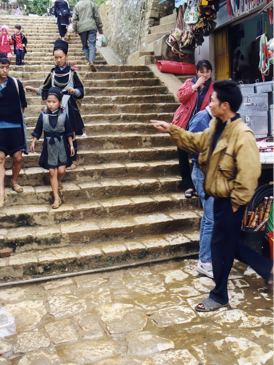 Famille de Hmongs noirs à Sapa. Nous avons le sentiment que les peuples montagnards ne sont pas très bien considérés par les autres vietnamiens qui vivent à Sapa. Peut-être cette éternelle rivalité entre le citadin et le paysan ?....