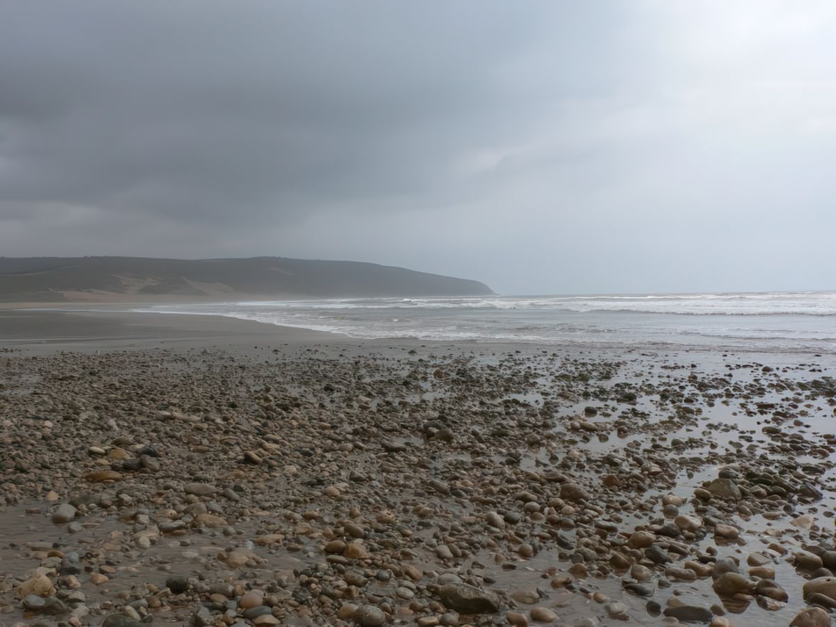 Après la pluie, le ciel est encore sombre, mais déjà, le paysage est magnifique.