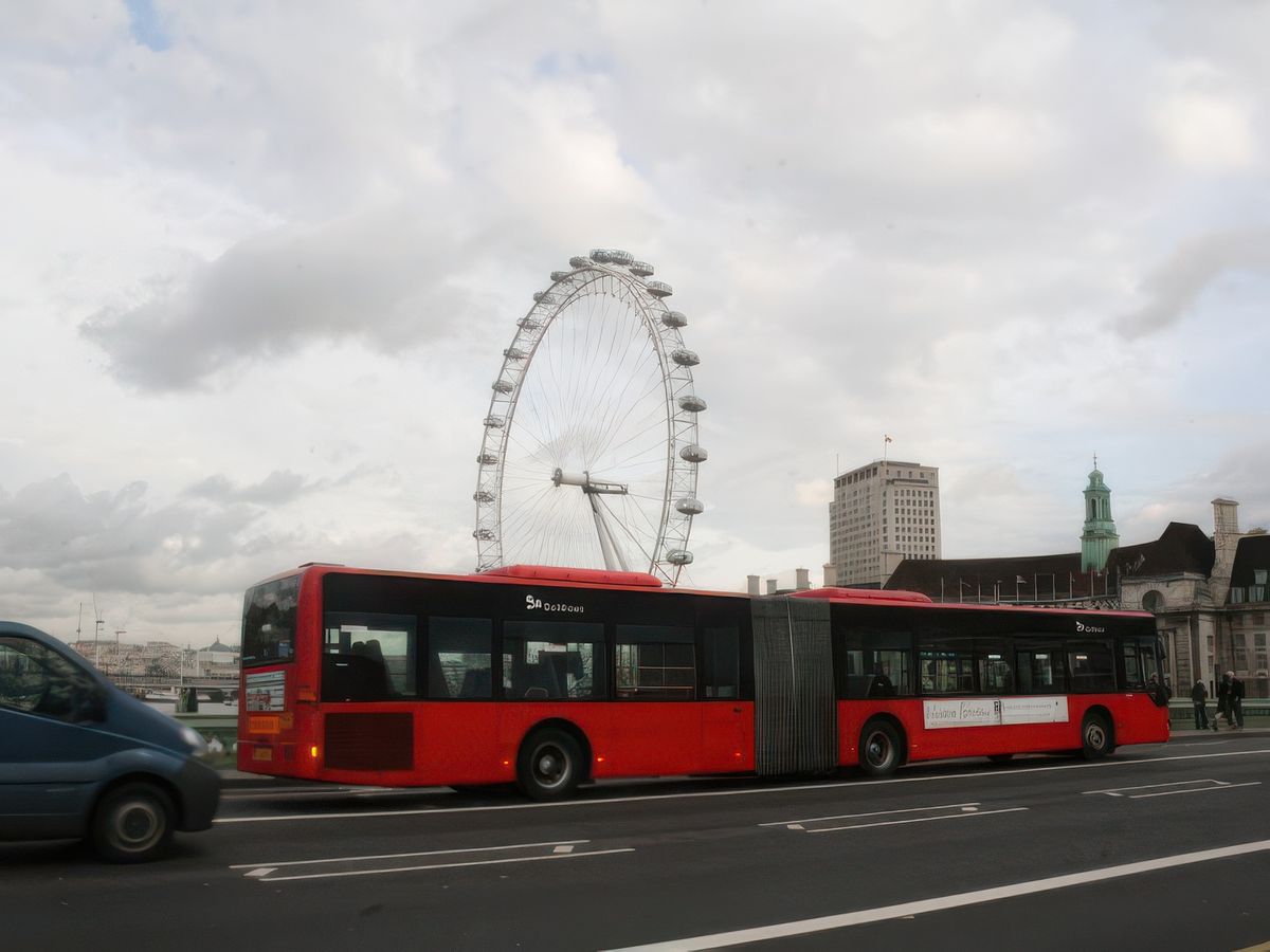 Les bus londoniens et la grande roue qui permet d'avoir une vue panoramique de la ville