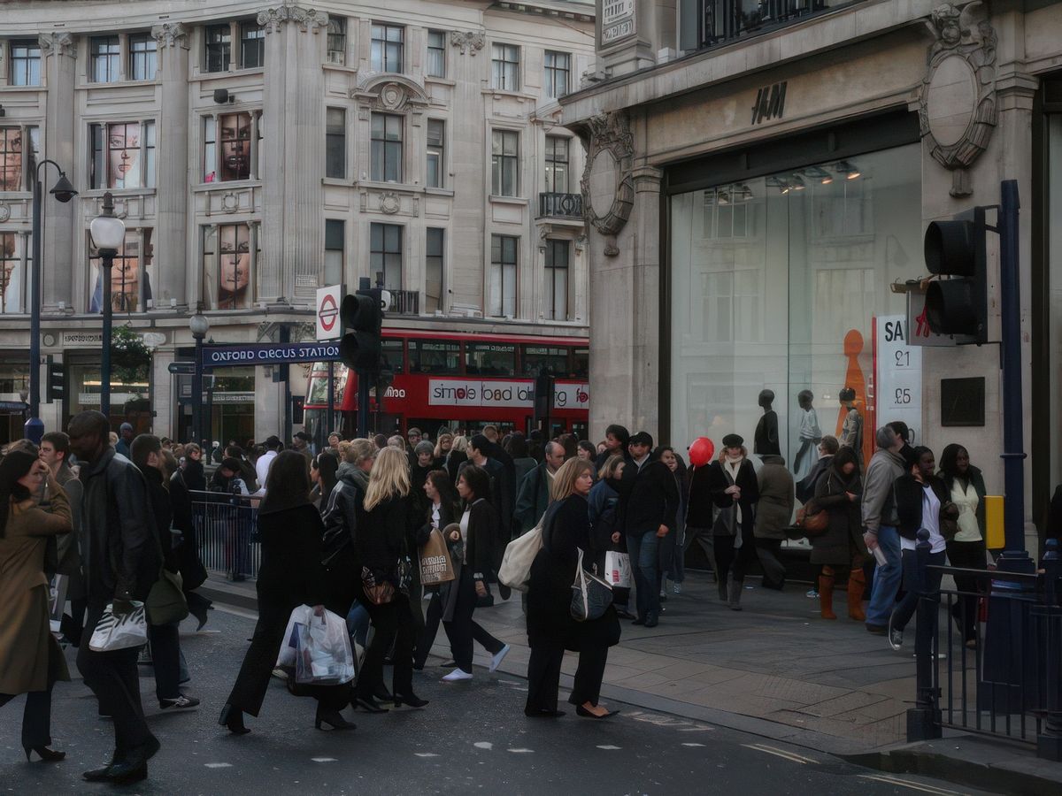 La foule dans les rues commerçantes de Londres, le samedi