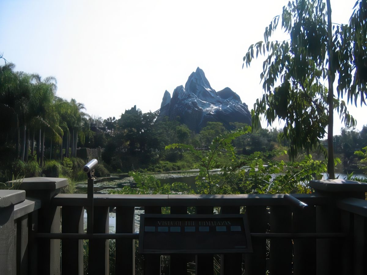 Réplique à l'identique de l'Himalaya et attraction Expedition Everest
