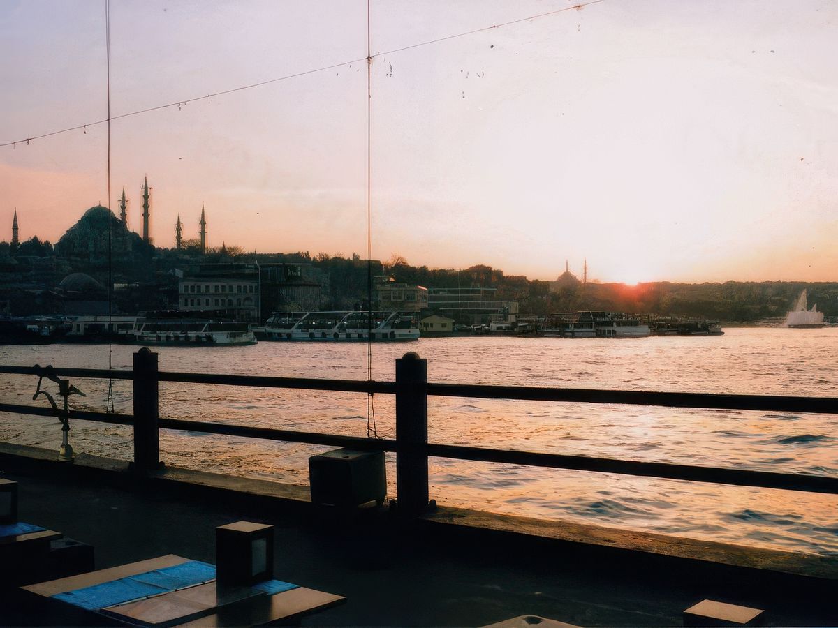 Coucher de soleil sur la Corne d'Or et la mosquée de Soliman. Les filins que l'on aperçoit sur cette photo, protègent passants et vitrines des cafés, des plombs des cannes à pêche. Plusieurs sont déjà enroulés sur les fils !