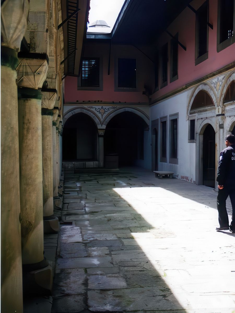 La cour des favorites. Que de luttes farouches ont dû se dérouler dans les pièces sombres au-dessus de cette cour. Donner un héritier mâle au sultan et devenir ainsi une "haseki sultan". Et si celui-ci ne se fait pas assassiner par ses frêres, et qu'il devienne sultan, alors le pouvoir suprême de la "Valide sultane" est garanti. Roxelane (ou Roxane), esclave d'origine russe réussi à devenir la première Kadin (épouses ou favorites officielles) de Soliman le Magnifique.