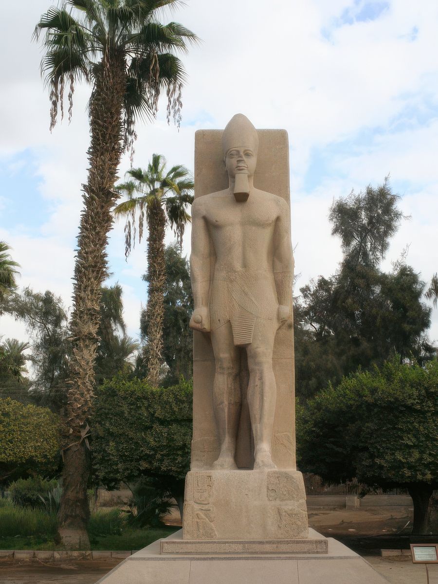 Statue de Ramsès II sur le site de Menphis