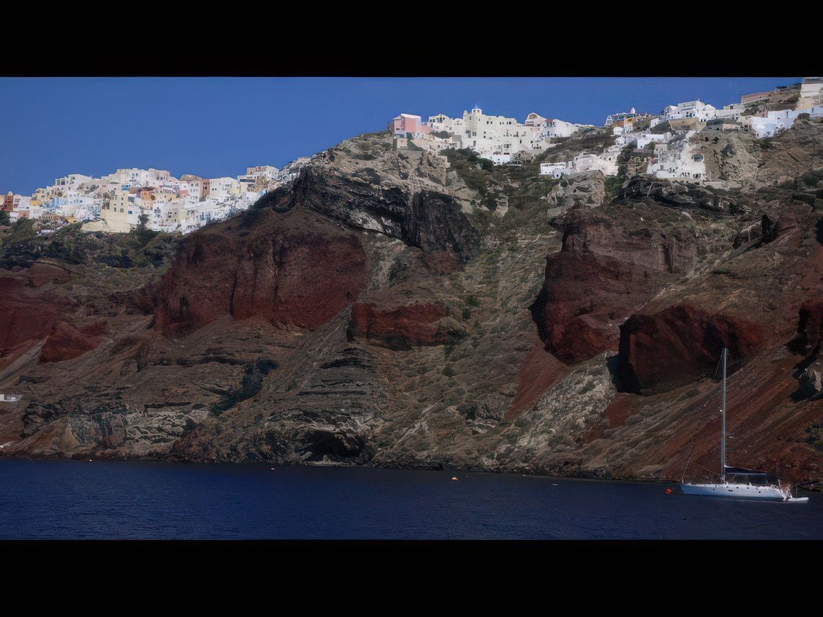 Vue sur Oia du bateau