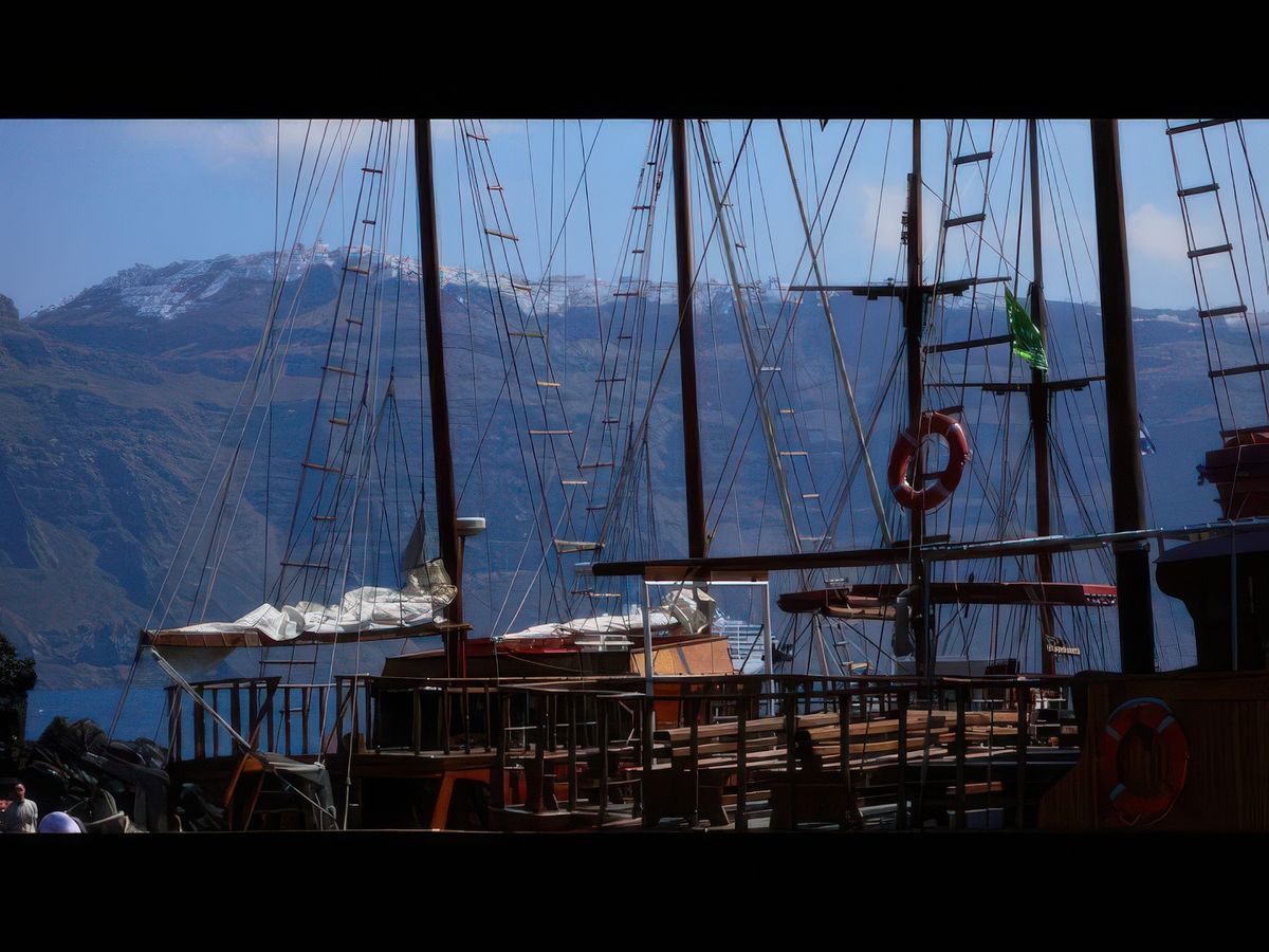 Excursion en caïque à l’île de Nea Kameni (cratère du volcan) et à l’île de Thirassia – Grèce