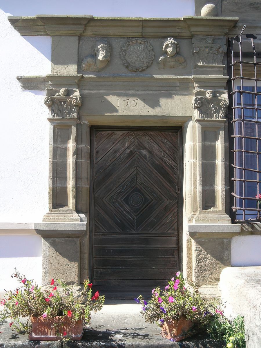 Porte ouvragée et datée de 1551 d'une maison de Saint-Julien