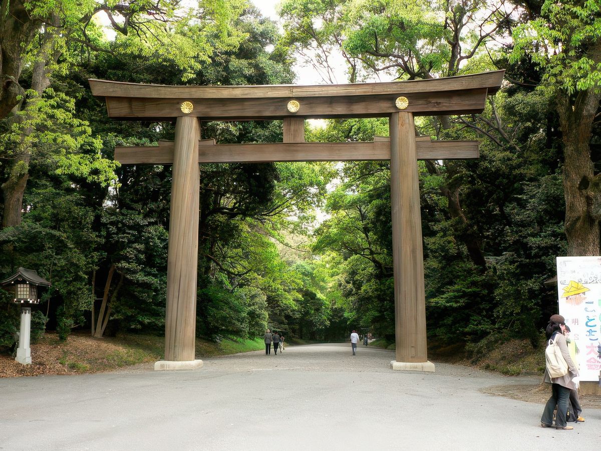 Torii marquant l'entrée du sanctuaire du Meiji Jingu.