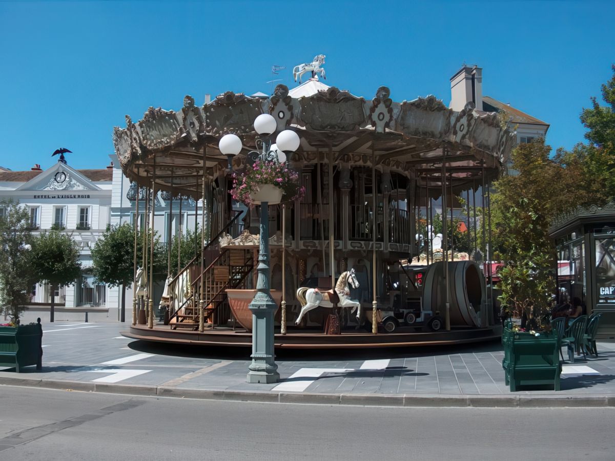 Le manège de la place Napoléon Bonaparte