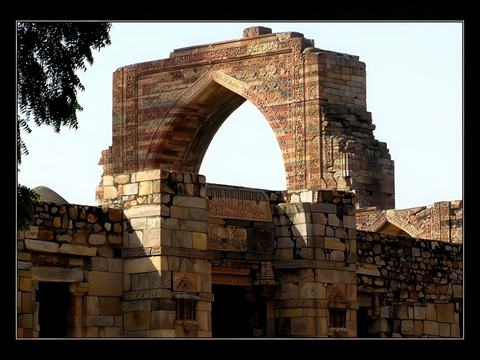 Magnifique porte, de l'ancienne mosquée, ornée de versets coraniques. Celle-ci a été construite en 1311 avec des pierres sculptées provenant des temples.