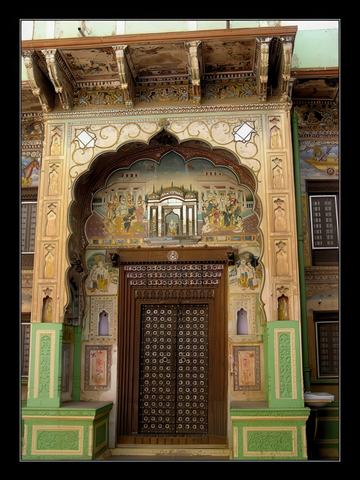 Riches ornements entourant la porte de la cour intérieure d'une haveli.
