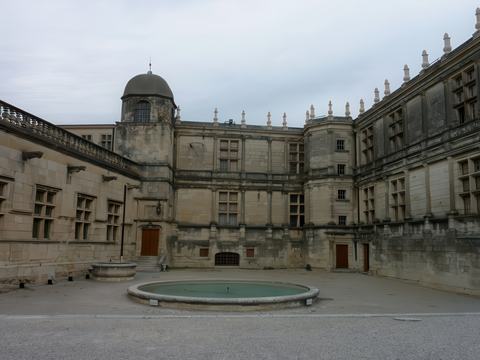 La cour du puits.