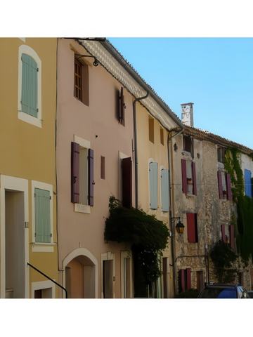 Les façades des immeubles colorés de Vinsobres.
