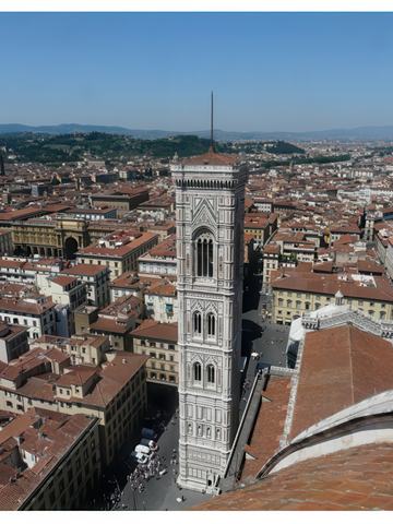 Vue sur la campanile après avoir gravi les 463 marches qui mènent à la coupole.