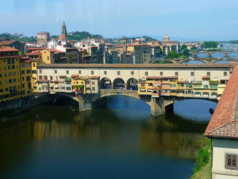 Vue sur le Ponte Vecchio depuis une fenêtre de la Galerie des Offices.