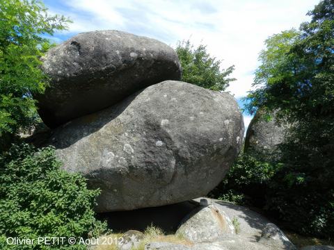 Le rocher tremblant des Sept-Faux – France