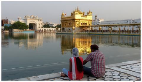 Les sikhs forment l'une des communautés les plus originales de l'Inde, composée de 20 millions de personnes, soit 2% environ de la population totale. Il s'agit d'une minorité religieuse (et non ethnique) solidaire, entreprenante, très présente dans le domaine de l'économie, des affaires et du commerce.